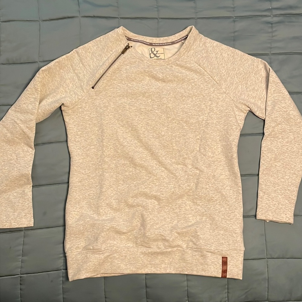 Ampersand Avenue sweatshirt w/ functional zipper detail  Size XL